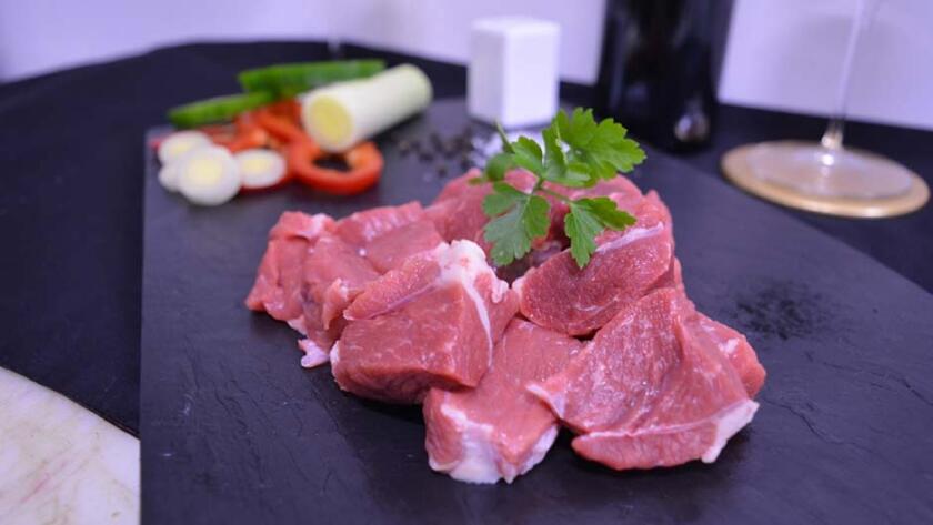 Carne cruda en taquitos sobre plato de pizarra