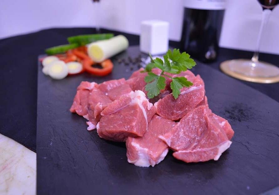 Carne cruda en taquitos sobre plato de pizarra