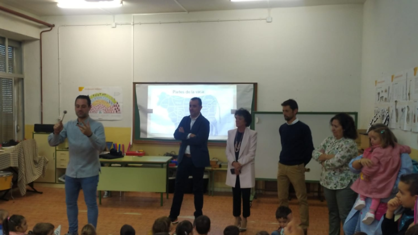 charla en colegio por la semana internacional del vacuno
