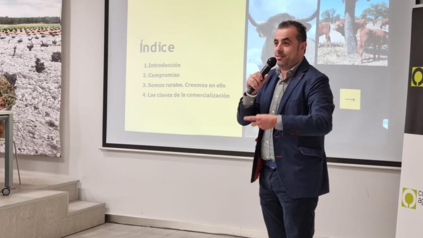 octavio gonzalo realizando una charla en encuentro de jóvenes cooperativistas