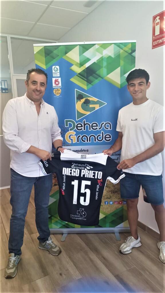 Nuestro gerente, Octavio Gonzalo, junto con el jugador de Vitigudino, Diego Prieto. 