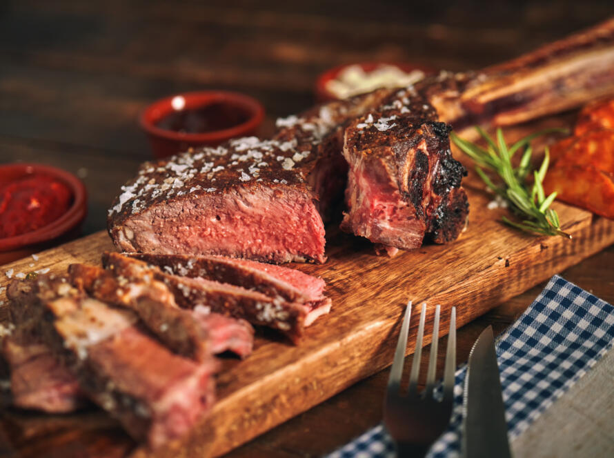 Chuleton de ternera con costra de parmesano y tomates asados