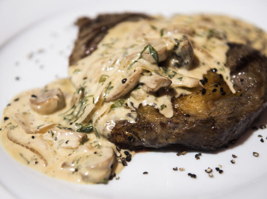 Entrecot de ternera con crema de coliflor y avellanas tostadas