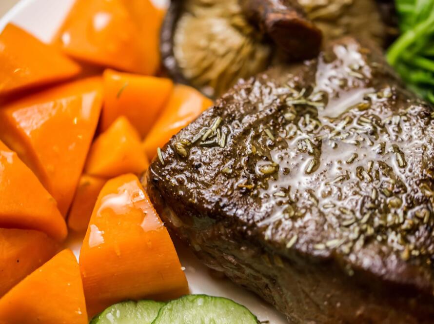 Entrecot de vaca vieja con calabaza asada avellanas y romero