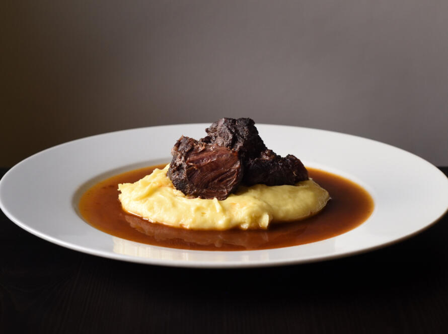 Rabo de ternera al vino tinto con parmentier de patata