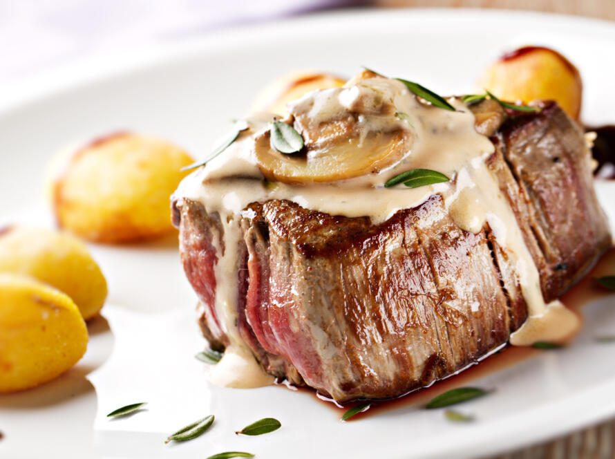 Solomillo de ternera con crema de castañas y setas de temporada