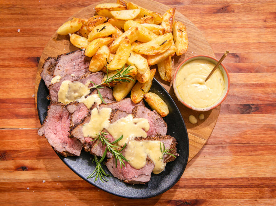 Solomillo de vaca vieja con salsa de mostaza antigua y patatas al horno