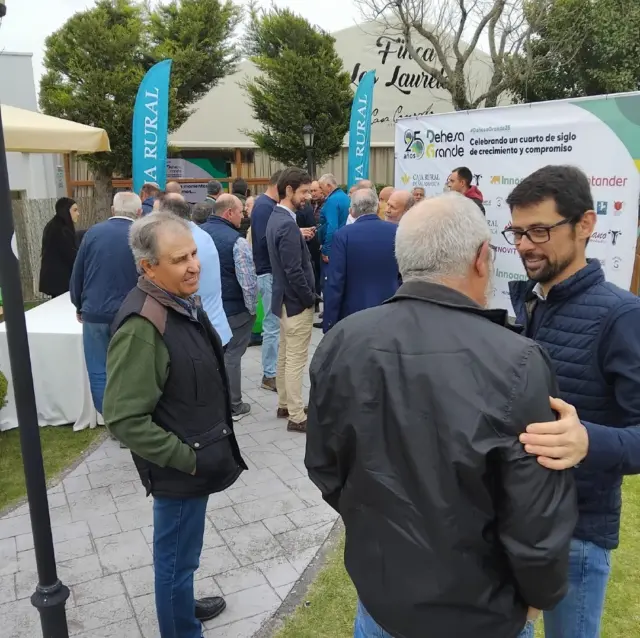 🌱 En Dehesa Grande, no solo criamos ganado: cultivamos valores.

Nuestros socios ganaderos comparten desde hace 25 años un vínculo que va más allá del trabajo:
🤝 Confianza entre profesionales,
✨ Ilusión por hacer las cosas bien,
❤️ Orgullo de pertenencia a una cooperativa que defiende el campo.

Juntos construimos un futuro con raíces.

#DehesaGrande #CarnedeVacuno #VacunodeCarne #Cooperativa #Extensivo #Ganadería #SectorGanadero #industriaagroalimentaria