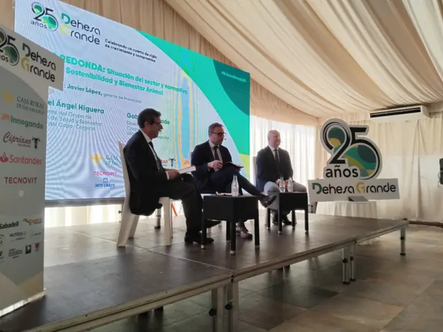 💚 Recordando nuestro #DehesaGrande25
 
🗣 Miguel Ángel Higuera, presidente del Grupo de Trabajo de Bienestar Animal del @CopaCogeca: “No me da miedo el mercado: hay demanda y posibilidades reales de crecimiento. El reto es que los precios respondan a una demanda sólida, no a una caída de oferta. Debemos garantizar que las políticas no limiten nuestro potencial, y que la #sostenibilidad se trabaje con criterios realistas y enfocados en la producción". 

#25DehesaGrande #aniversario #DehesaGrande #CarnedeVacuno #VacunodeCarne #Cooperativa #Extensivo #Ganadería #SectorGanadero #industriaagroalimentaria