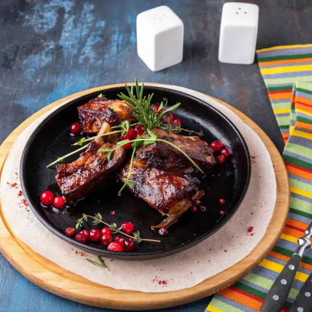 💚 #RecetasDehesaGrande 😉

👉🏽 Costillas de ternera glaseadas con salsa de granada y miel 😏

El toque dulce y afrutado de la #granada se fusiona a la perfección con la suavidad de la miel, mientras que el jengibre y el ajo añaden un toque aromático y especiado que eleva la carne a otro nivel.

RECETA COMPLETA https://www.dehesagrande.com/receta-de-costillas-de-ternera-glaseadas-con-salsa-de-granada-y-miel/ 

#CarneOnLine #CarneSalamanca #EntrecotTernera #SolomilloTernera #FiletesTernera #OfertasCarne #CarneGuisar #filetes #Chuletón #Costillas