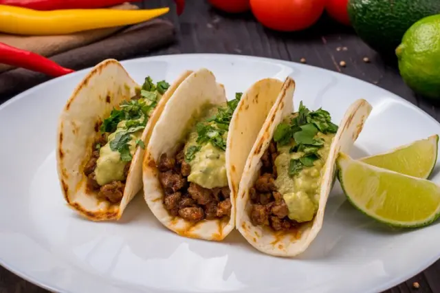 💚 #RecetasDehesaGrande 😉

👉🏽 Rabo de ternera en tacos con salsa de mango y guacamole 😃

La suavidad de la carne se combina con la frescura de la salsa de mango y la cremosidad del #guacamole, creando una explosión de sabores en cada bocado.

RECETA COMPLETA https://www.dehesagrande.com/receta-de-rabo-de-ternera-en-tacos-con-salsa-de-mango-y-guacamole/

#CarneOnLine #CarneSalamanca #EntrecotTernera #SolomilloTernera #FiletesTernera #OfertasCarne #CarneGuisar #filetes #Raboternera